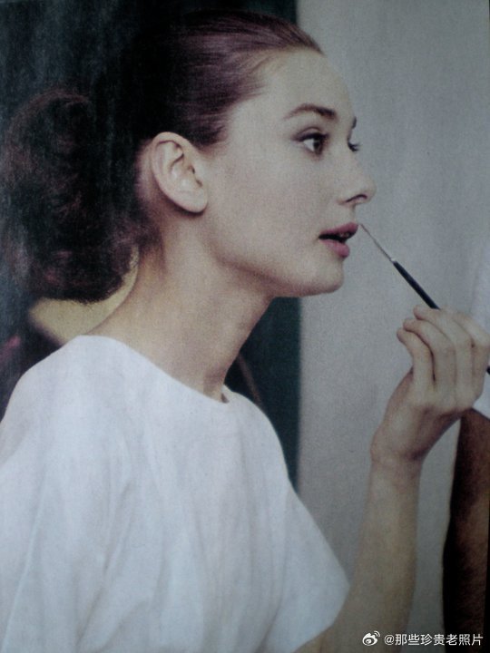 1956年的奥黛丽·赫本在化妆 