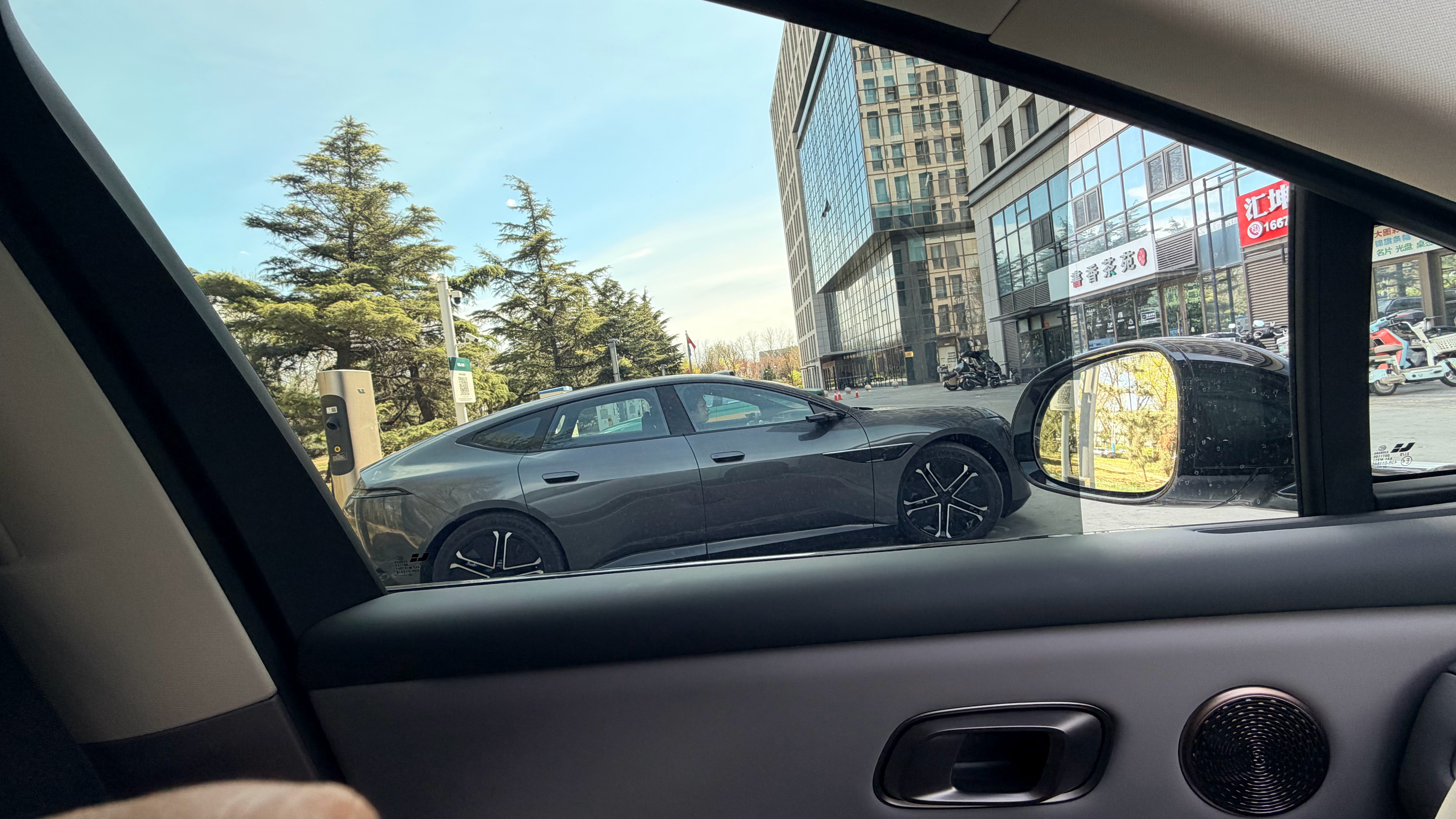 应该是抢了旁边两位不少的功率理想i8