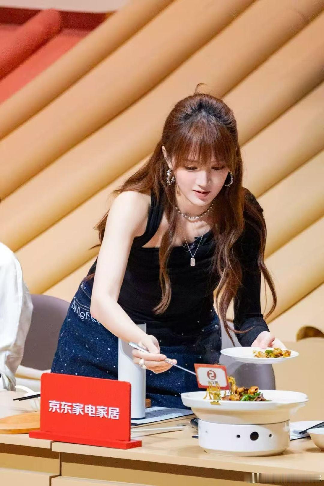 孟佳从湖南辣椒炒肉里吃出了爱情家乡美食大赛 别人来美食大赛是品菜的，孟佳是来吃瓜