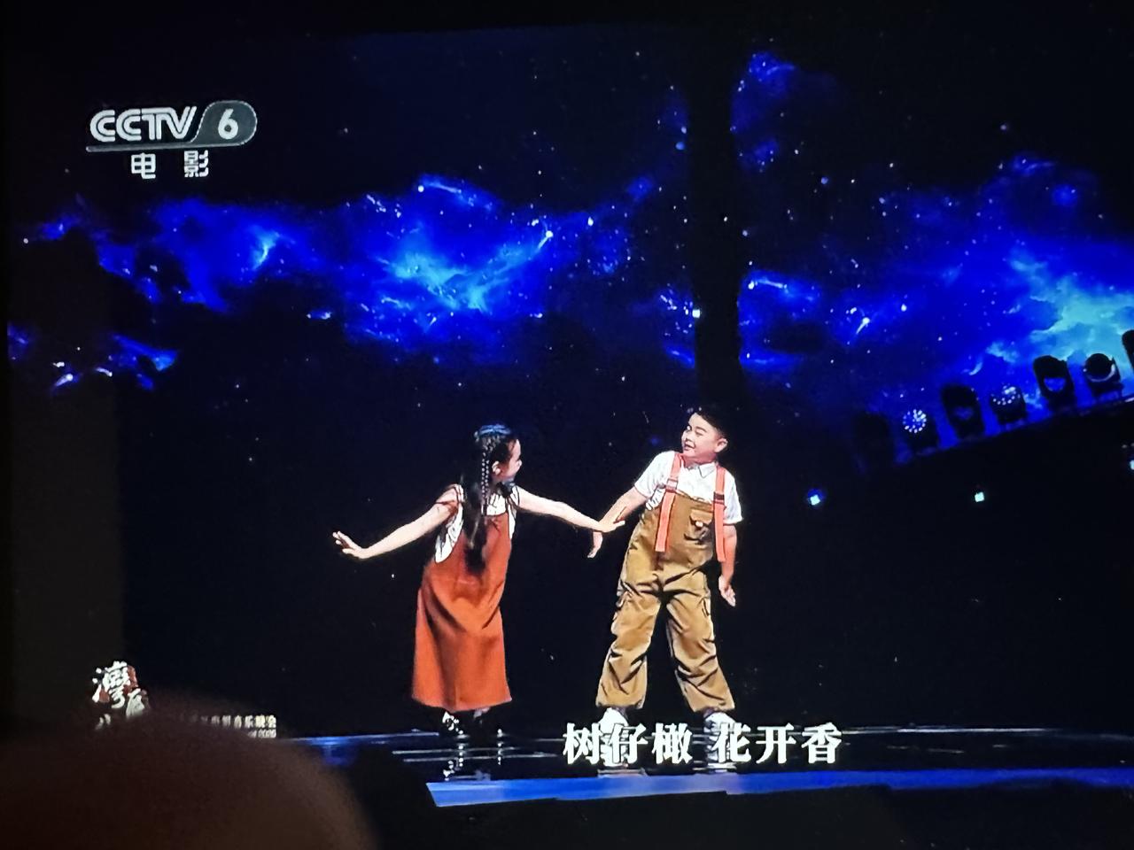 “湾区升明月”开始直播啦！第一个合唱里有生哥。
没想到第一个露脸、第一个开口的就