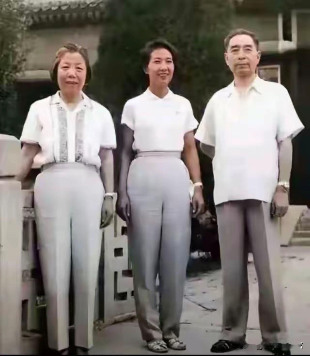 这是一张经后期上色的珍贵历史照片，记录了周恩来、邓颖超与身边工作人员（中间女士）