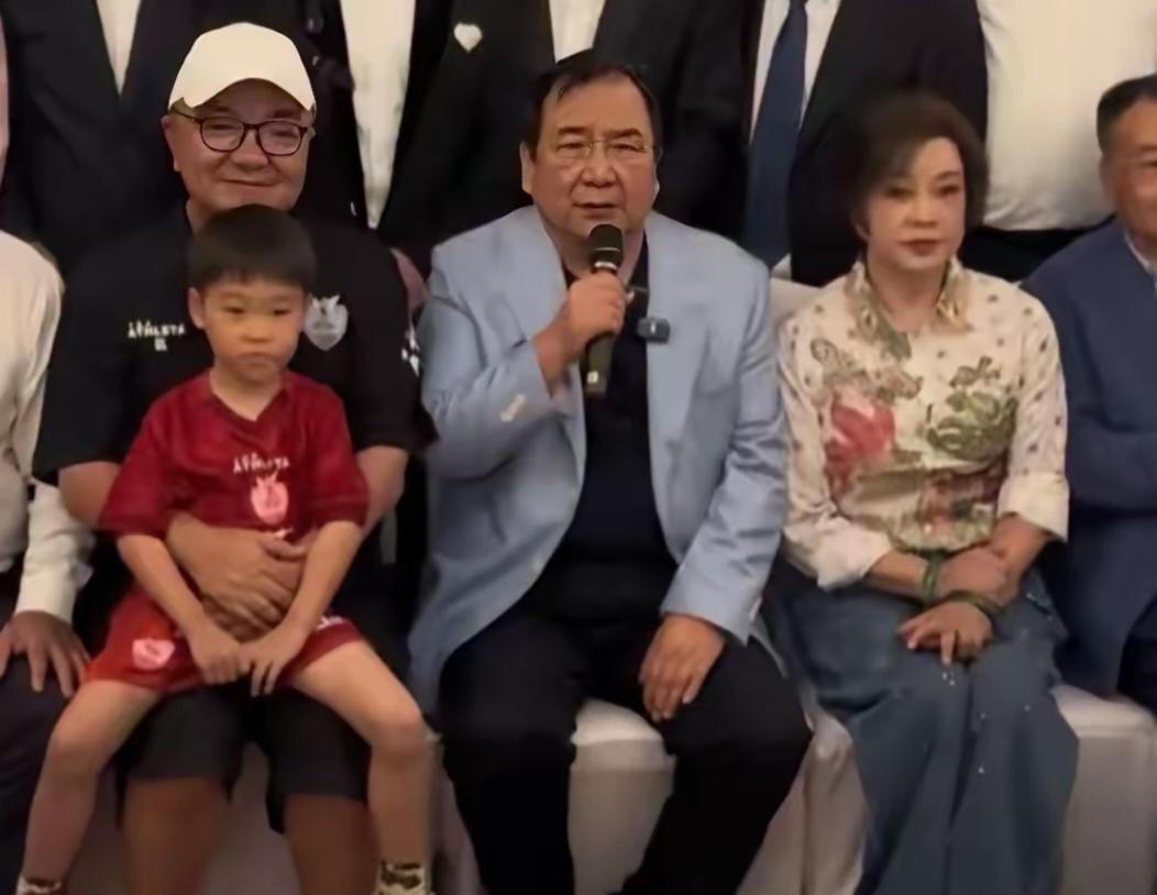 董路这顿饭局上，账本全在桌子底下。
咱们把这事儿揉碎了看，别光盯着人家捐没捐钱。