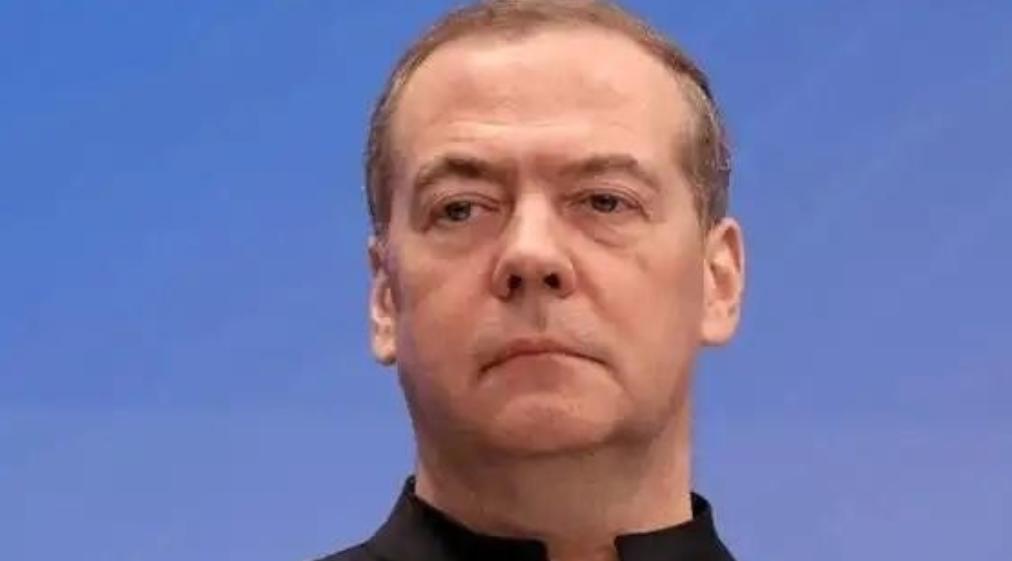 梅德韦杰夫曾扔出了一句让人后背发凉的话：“全世界，没有任何一支军队能挡住大规模的