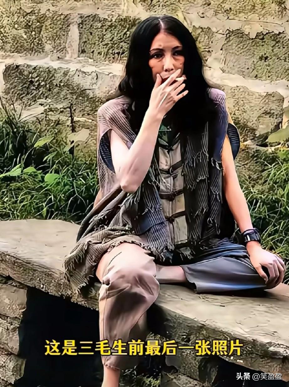这是三毛生前最后一张照片，
她坐在石阶上，长发垂落，指尖轻抵唇间，眼神里藏着故事