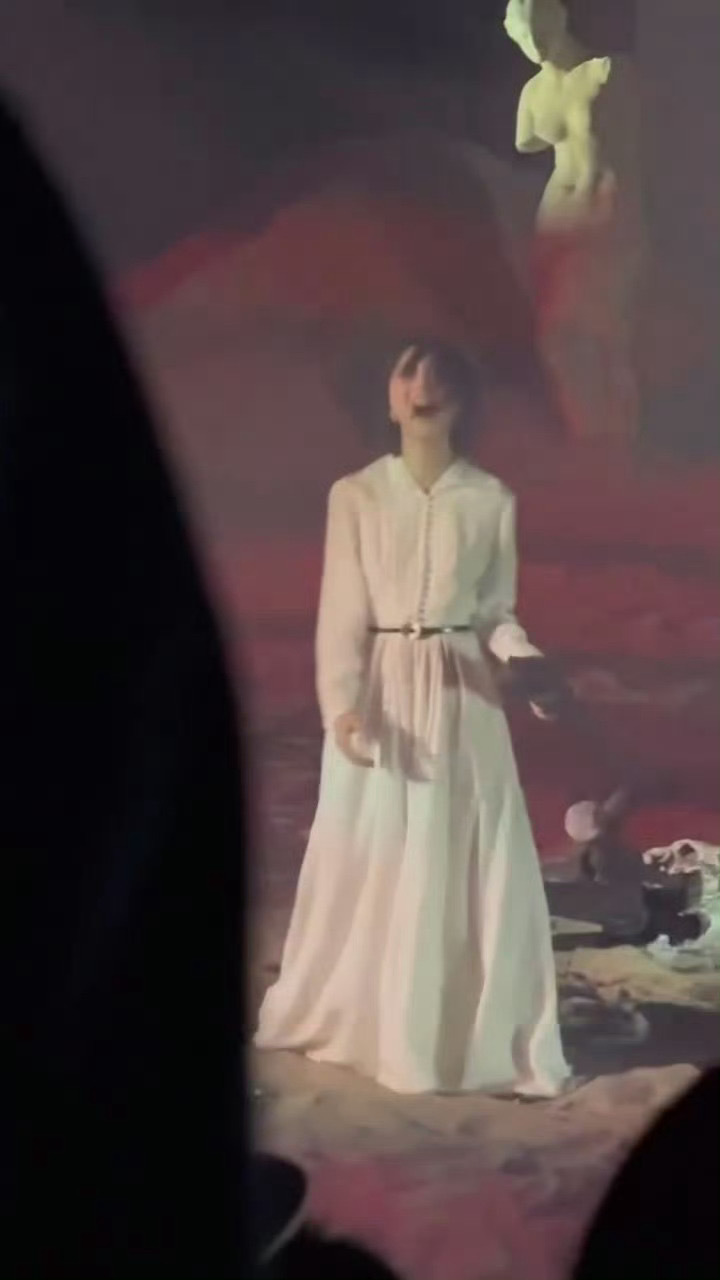 周冬雨话剧文城连演4天，导演称没要求周冬雨背词周冬雨这精神状态爽子2.0