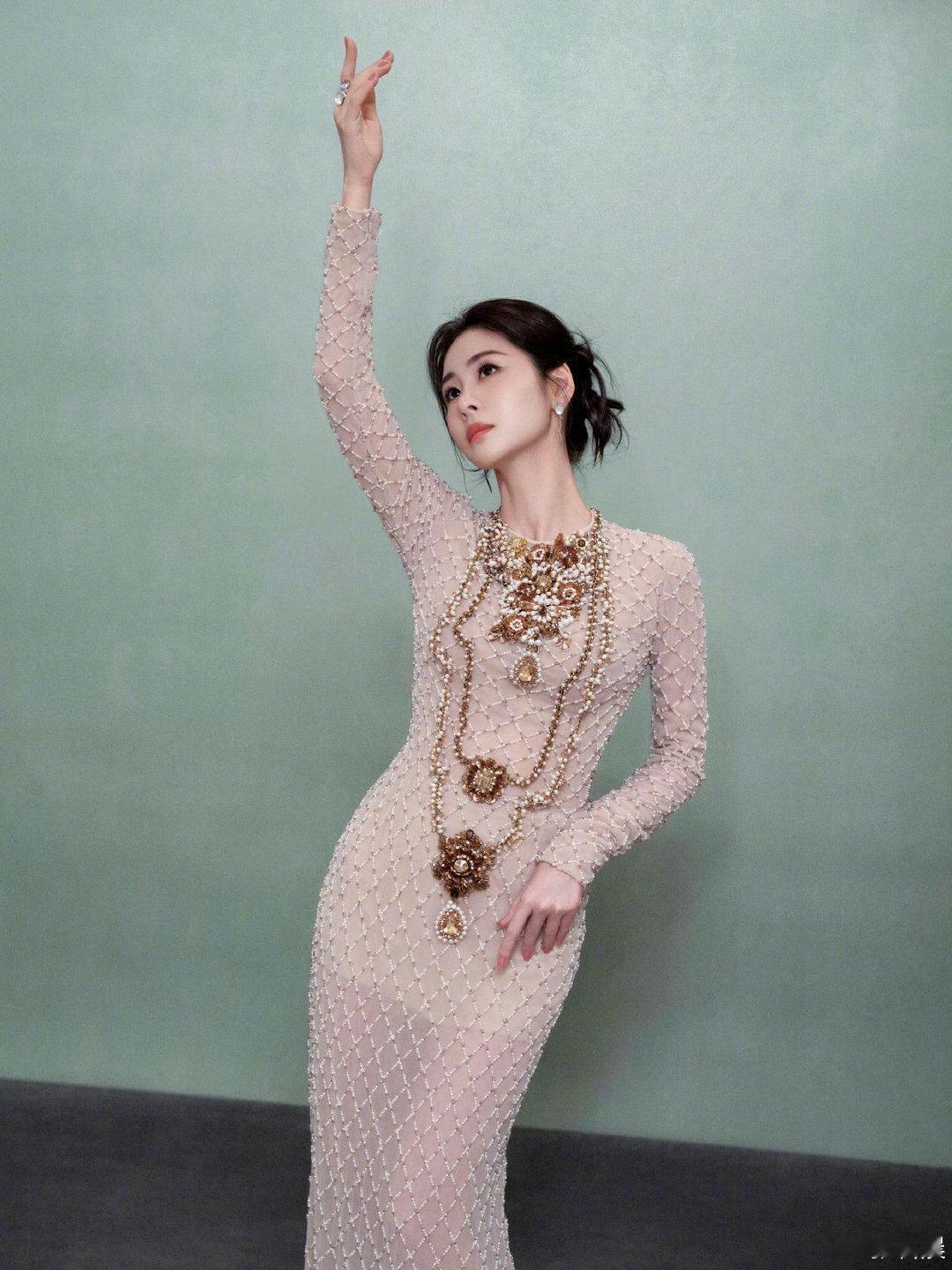 张碧晨四次谢幕歌手2026 她的每一次鞠躬都不是走流程！四次谢幕满是诚意，为了保
