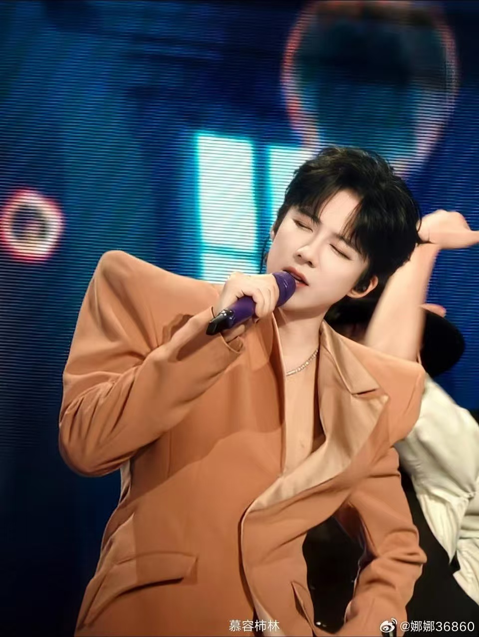 刘宇宁直播回应吃纸花 又被问吃纸花，刘宇宁已经能笑着回答了，当然不好吃啦也没吃啦