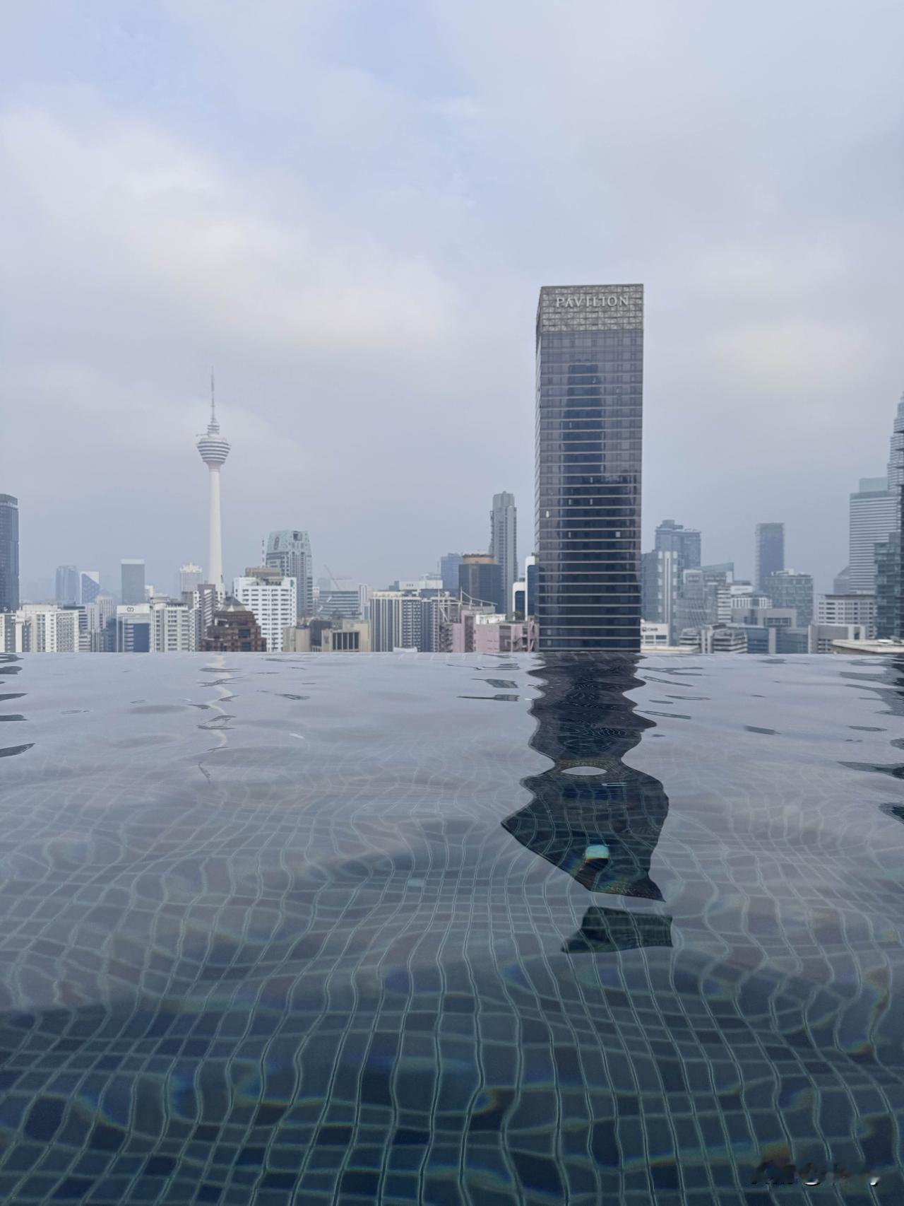 体验上吉隆坡的无边泳池了，整体还行，早上去水温也适合！