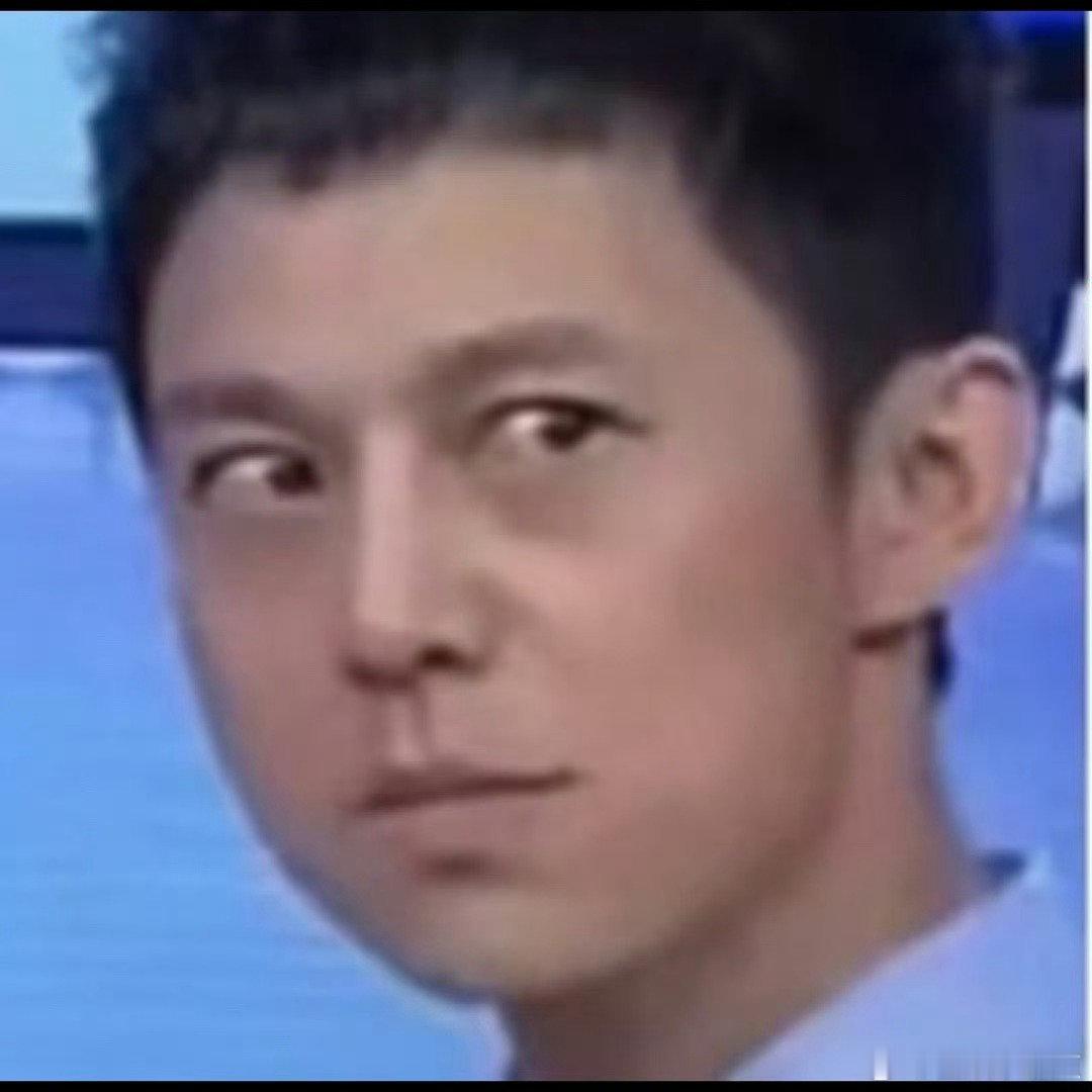 何炅嘴瓢声鸣远扬 谁能拒绝一个会自己笑场的何老师？念错音的那一秒，他低头抿嘴笑，