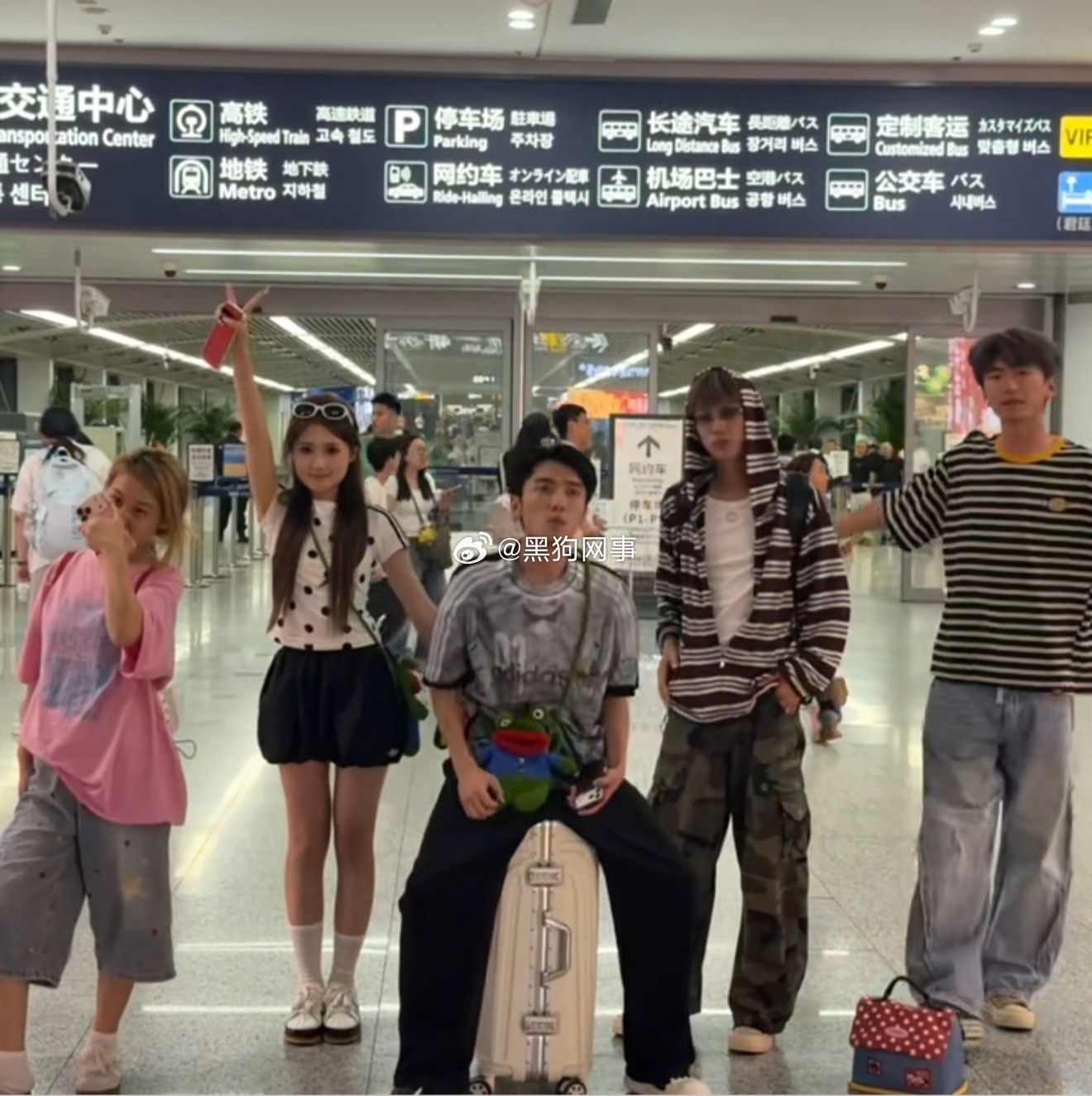 终于如愿能和一泽去旅游了，也是背上同款情侣包包了，倒贴可积极了，二代最能装的就是