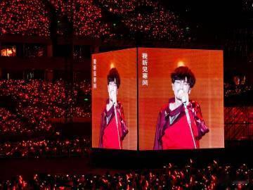 周传雄的南宁演唱会简直是一次与粉丝心灵的碰撞！流水线式的握手让每个粉丝都感受到他