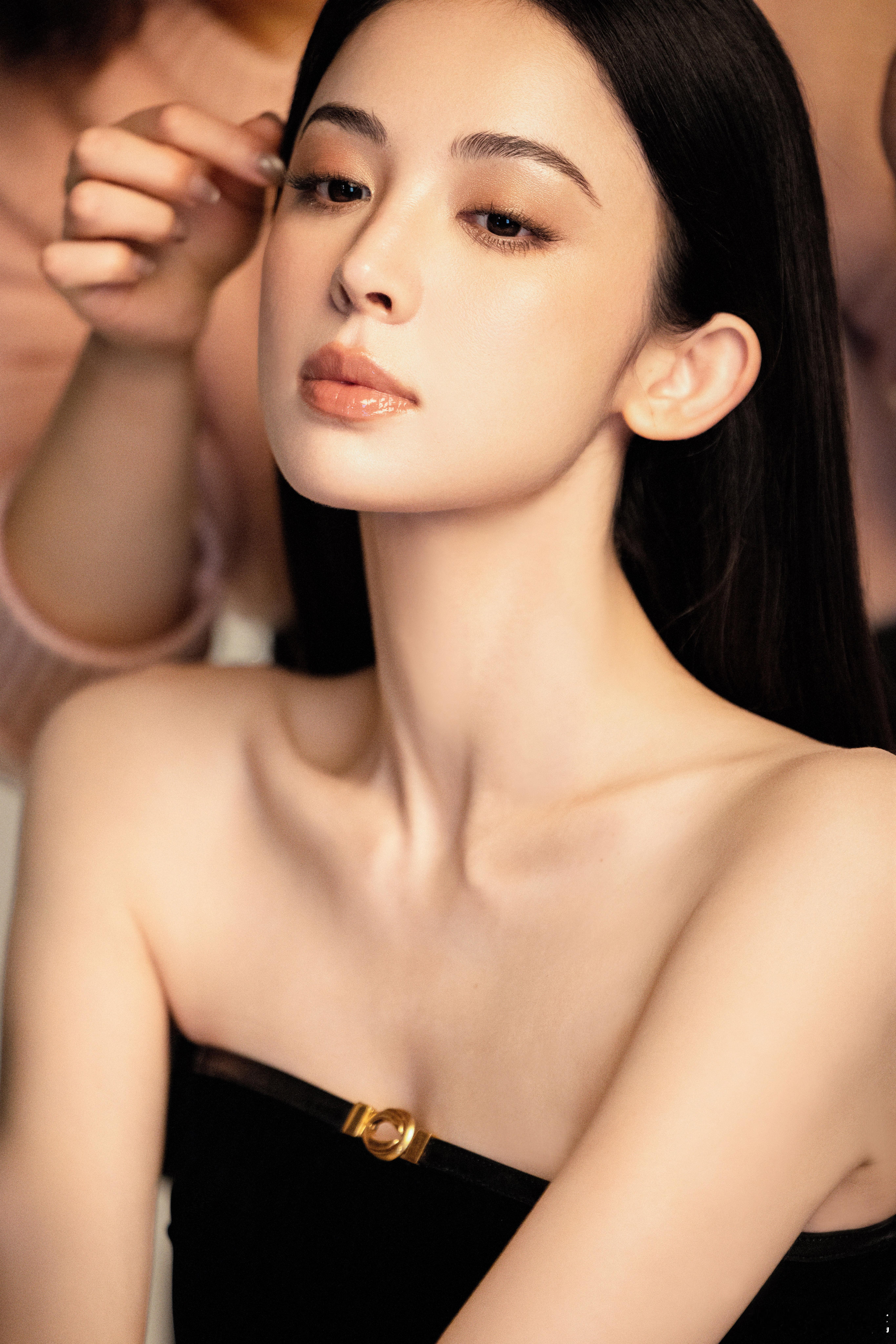娜扎恃靓行凶的高奢脸 谁懂啊！娜扎这张脸就是为奢牌而生，Omega大使到手，之前