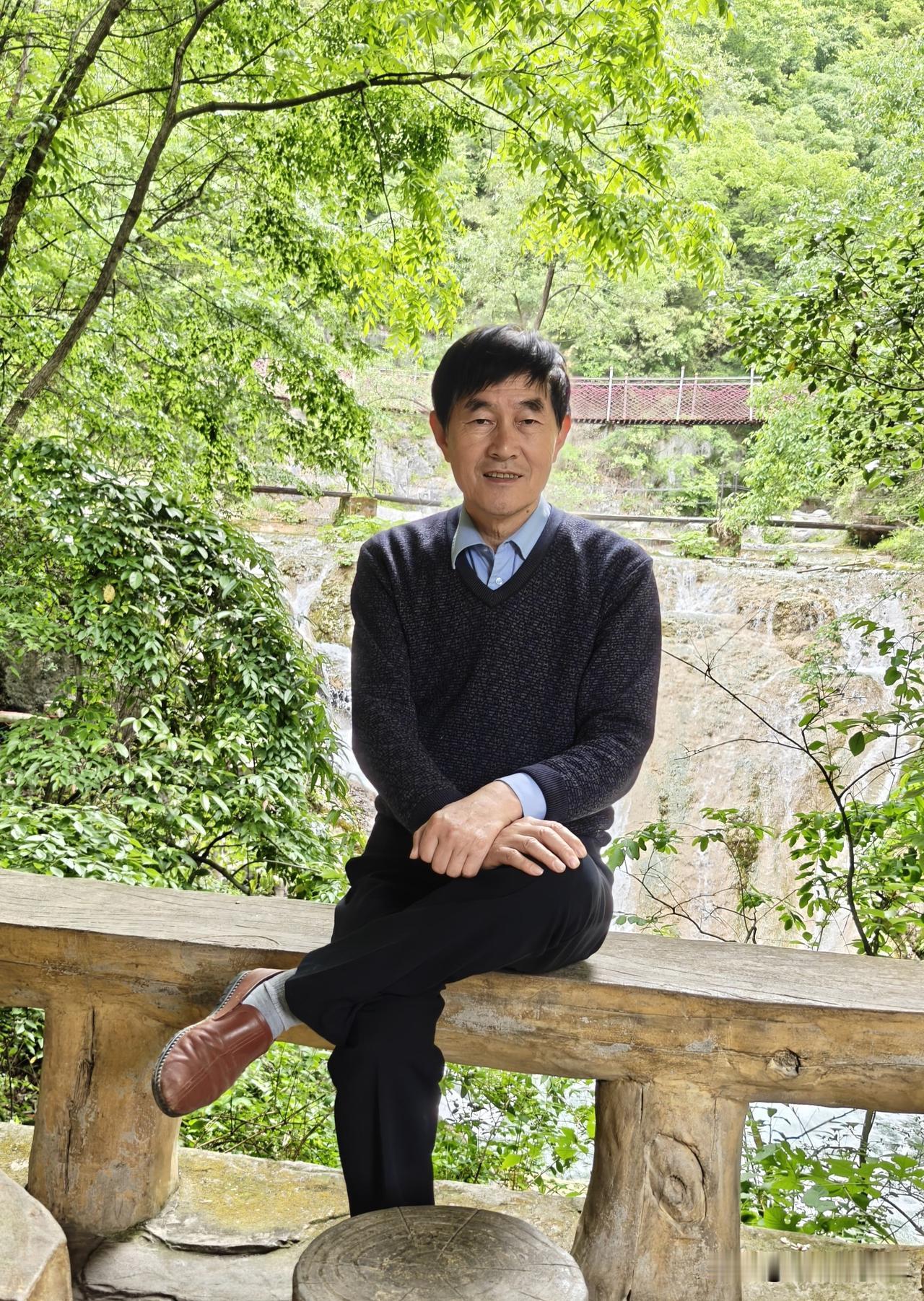 为什么不挣钱也坚持写作? 
想活九十九，常用脑和手。
很多人都离开了头条，我却选