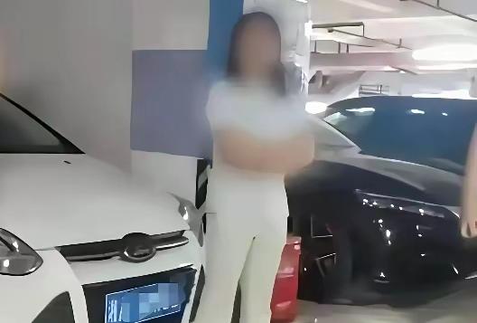 那个霸占人家车位的彭女士，为什么不继续硬抗，而是选择道歉？

其实，她的道歉并不