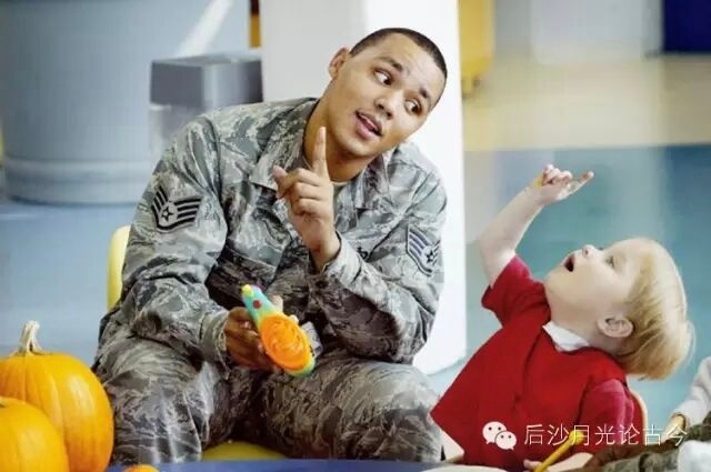 美国大兵克拉克在伊拉克打了四年战。第一次回来时，两岁的娃都会叫爸爸了，好感人！