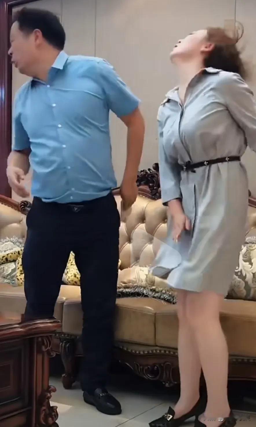 女强人夫妻吵架她打他一脸光他打她一脸光，最后日子无法过离婚，男的静身出户什么都不