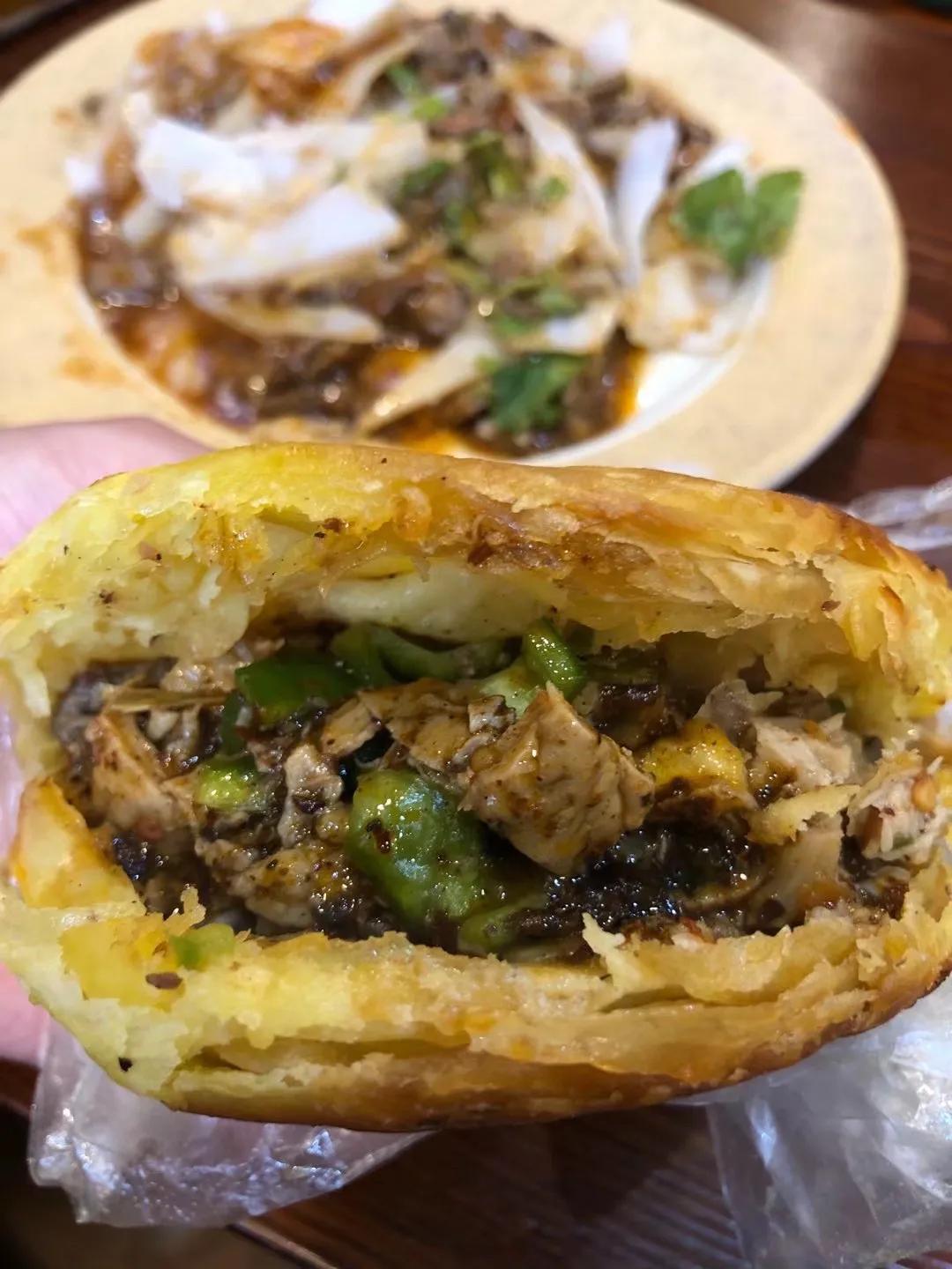 到西安旅游需要注意什么?注意别吃太饱了，因为西安满大街都是腊汁肉夹馍、腊牛肉夹馍