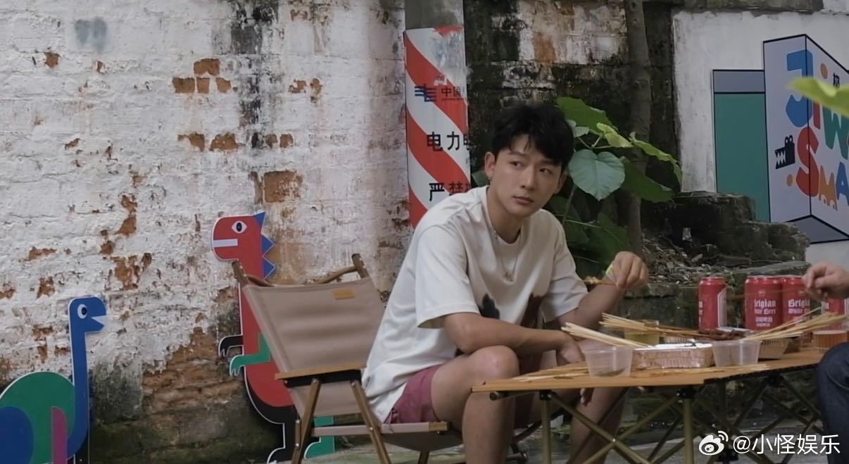 张晚意但愿人长久杀青vlog 张晚意的自然卷终于派上用场了骑小电驴穿行街巷的画面