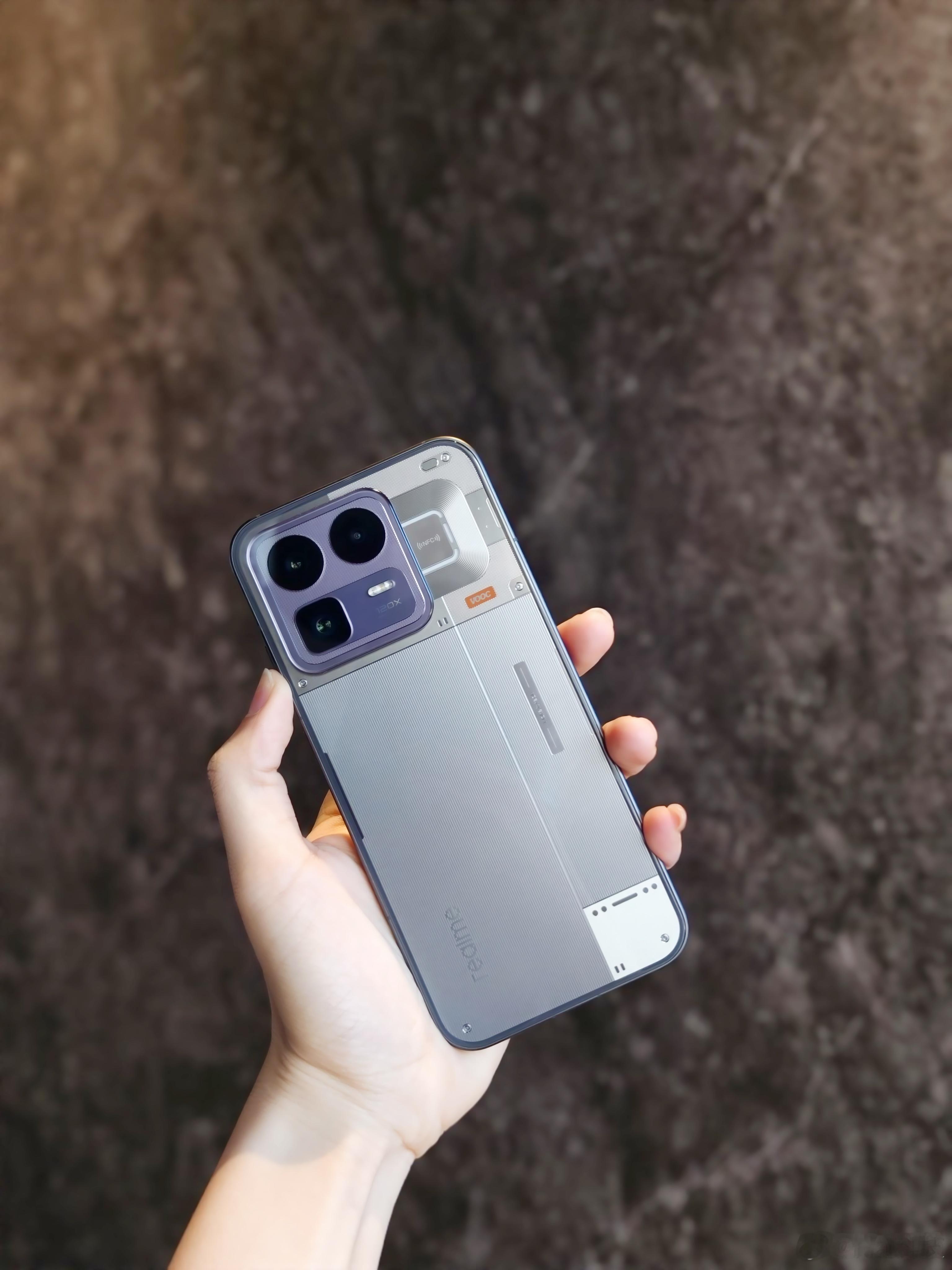 进入到今年内存涨爆了，手机产品集体涨价，我认为会出现的趋势是1.手机的内存变小，