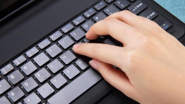 网文作家日更近万字已达极限，面对AI几分钟数万字的产出，直呼遭遇降维打击。平台编