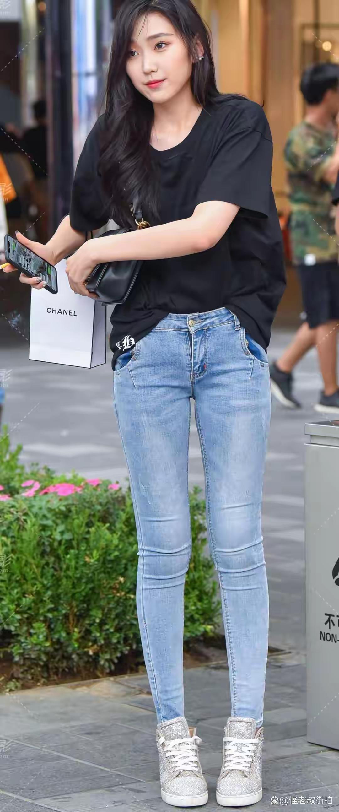 黑色T恤+牛仔裤，简约时尚，搭配CHANEL手袋，轻松出街！
