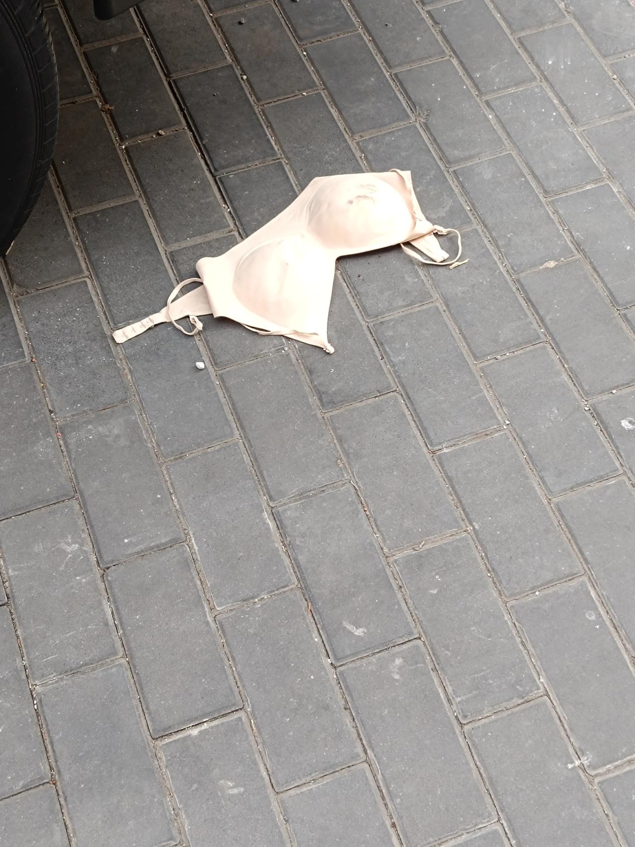 这个东西怎么能随便扔呢？真的是在大街上看到有点不妥啊，也要及时清理才行啊，多尴尬