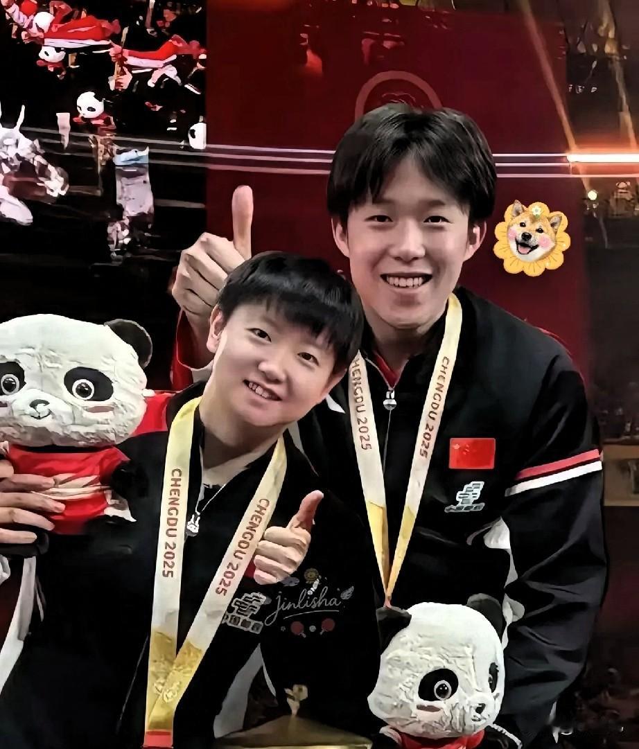 12月8号成都赛场的合影，一夜之间刷爆了各大社交平台，冠军领奖台上两位选手兴奋地