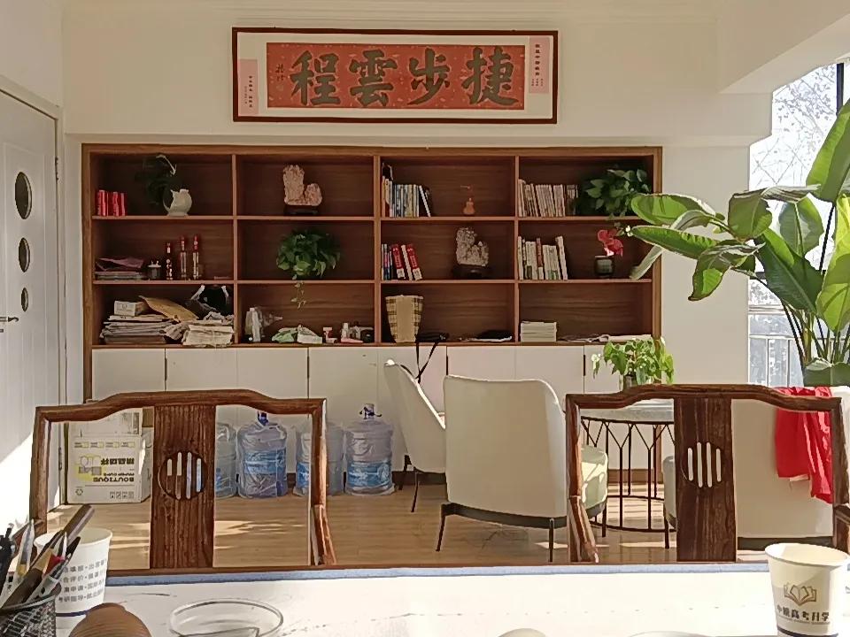 雪后的临沂城，阳光明媚，我在办公室里煮茶，跟家长们聊天，聊新出生人口，聊选科，聊