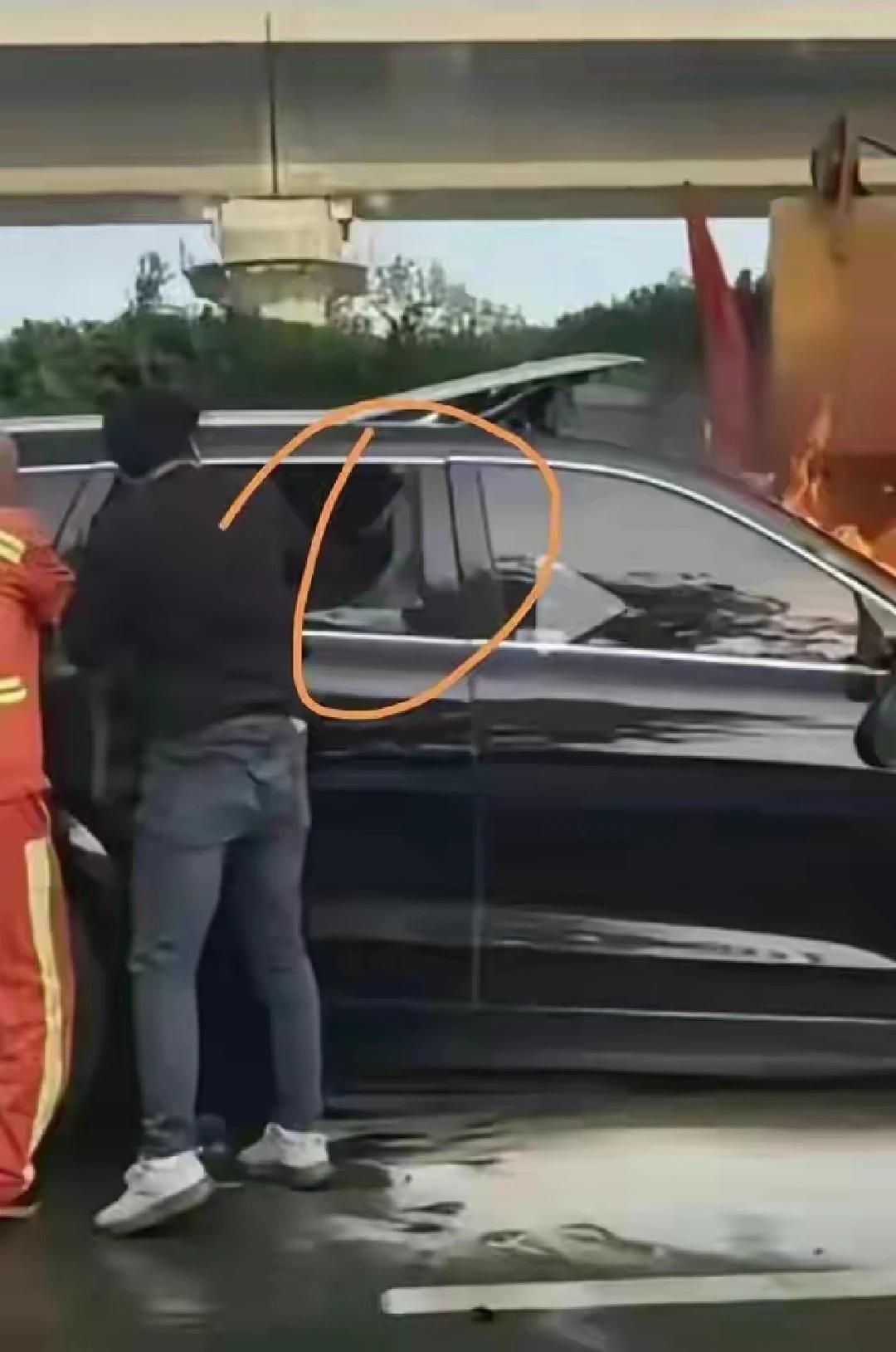 问界撞车这事，这几天都是热搜了，而且把问界抬上了风口浪尖。然后我没有想明白的是，
