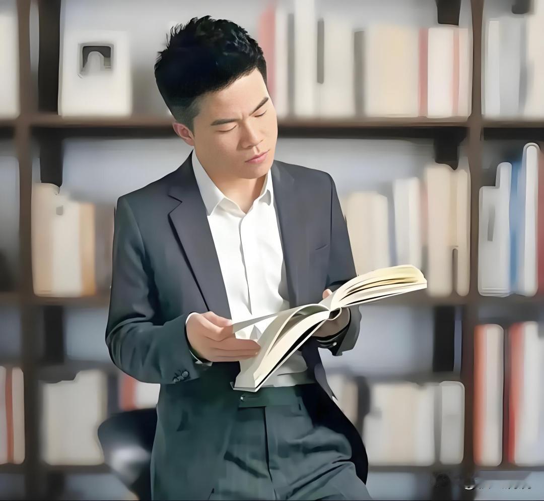 有人问董宇辉：
“你因为丑自卑过吗？”
他咧嘴一笑：“自卑过，但书救了我。”
