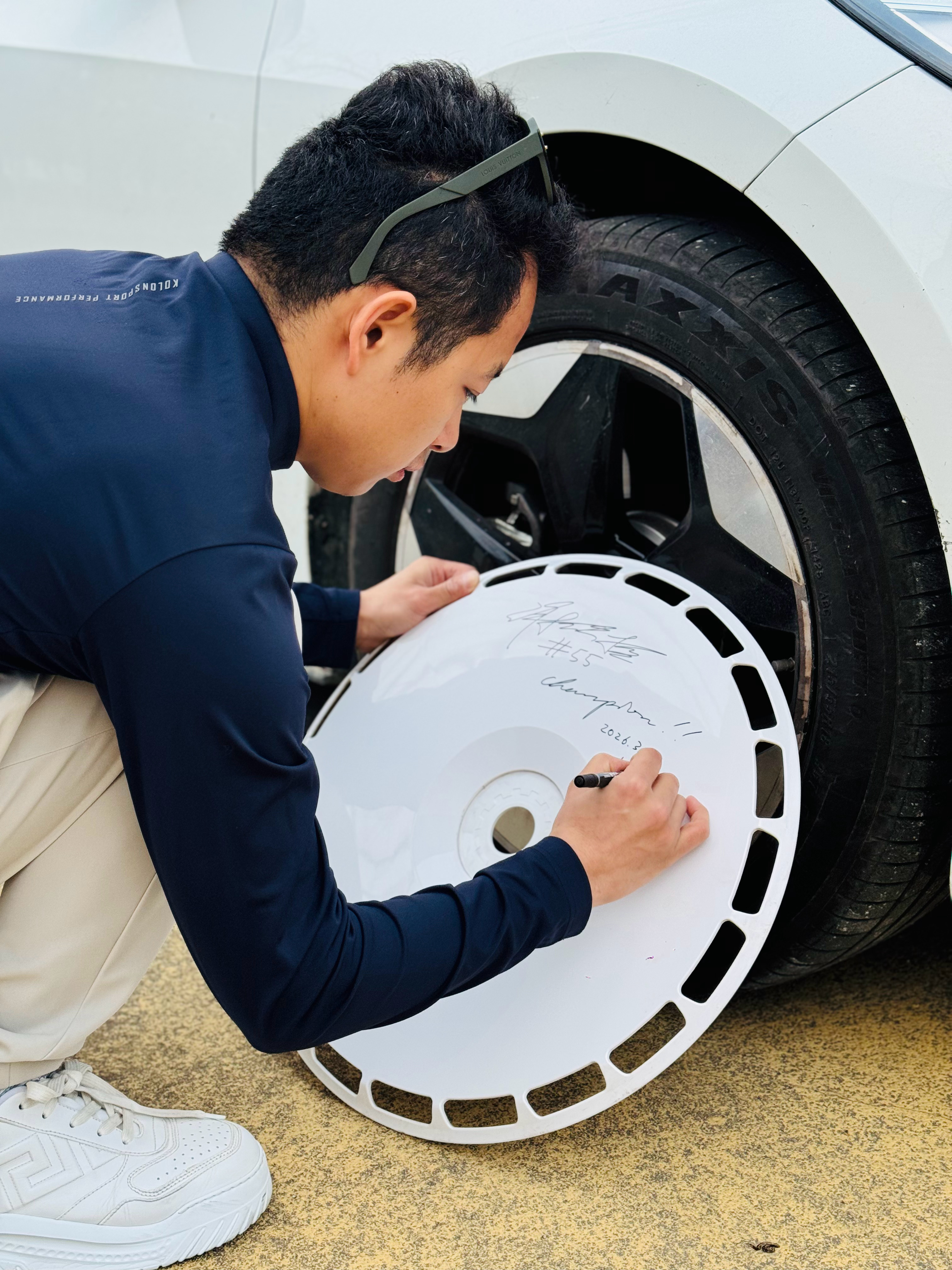 给外地粉丝签了一支ID3的轮毂盖，希望能帮你降低一些心理风阻系数欣哲频道