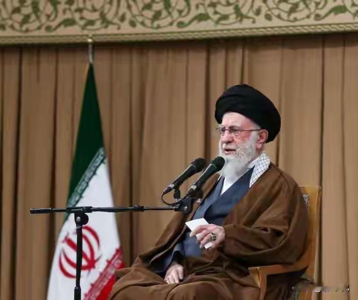 突发，局势越来越紧张了！伊媒传出哈梅内伊已藏身地堡避险，特朗普还集结重兵，感觉伊