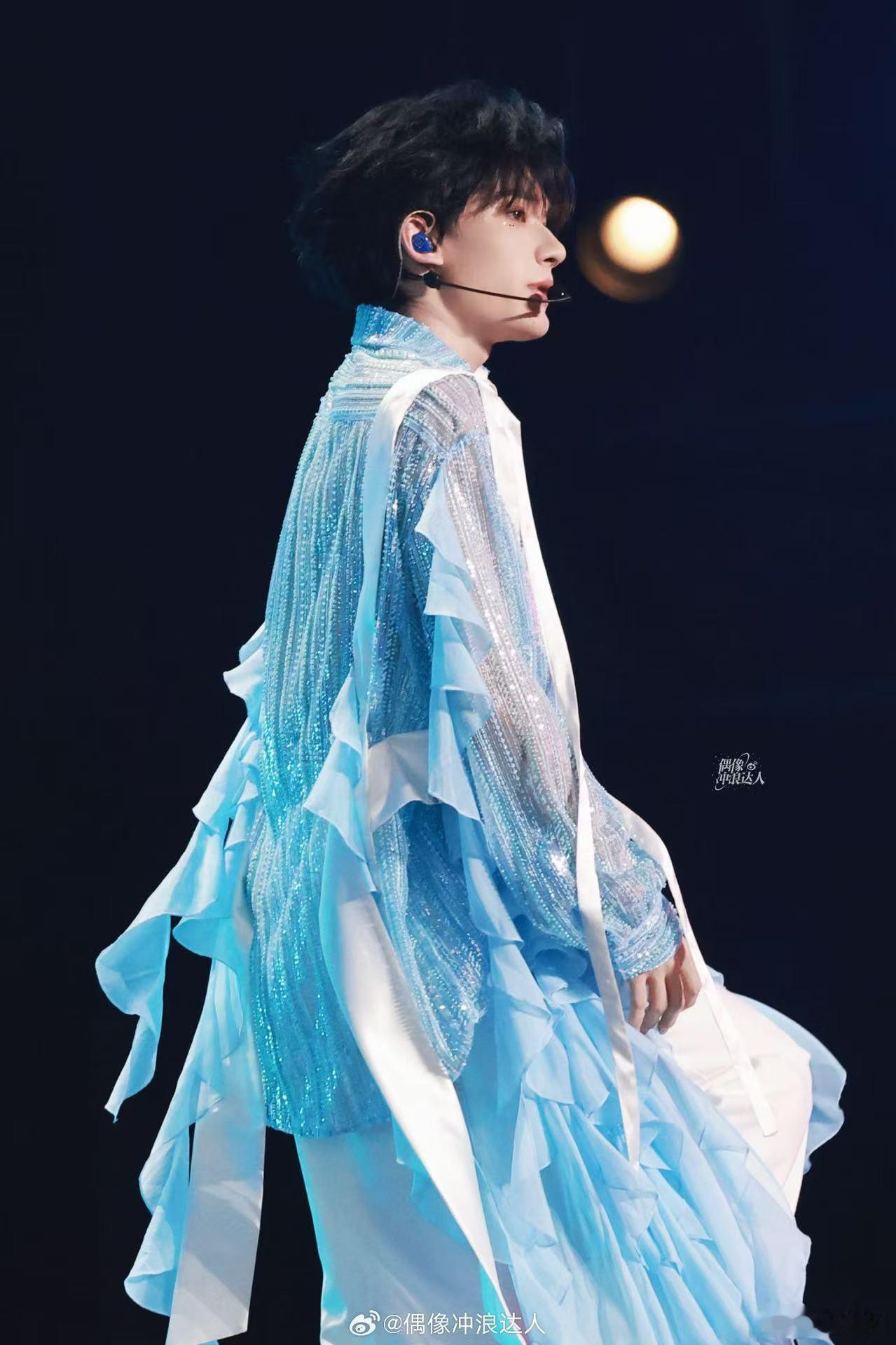 余宇涵一天灵珠一天魔丸 余宇涵这舞台表现太亮眼了，蓝衣造型仙气十足，红衣造型活力