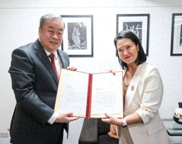 美国拼命砸资源扶持的秘鲁日裔女总统，刚赢大选就反手给中国递定心丸！白宫直接懵圈傻