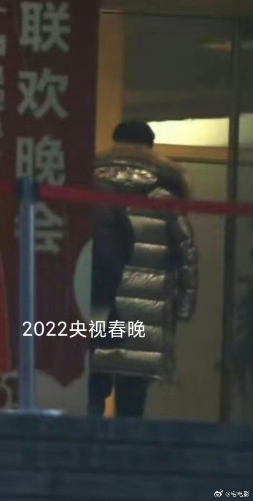 张杰回应一件羽绒服穿10年张杰晒成都新春演唱会进展，回应羽绒服穿10年，下十年必