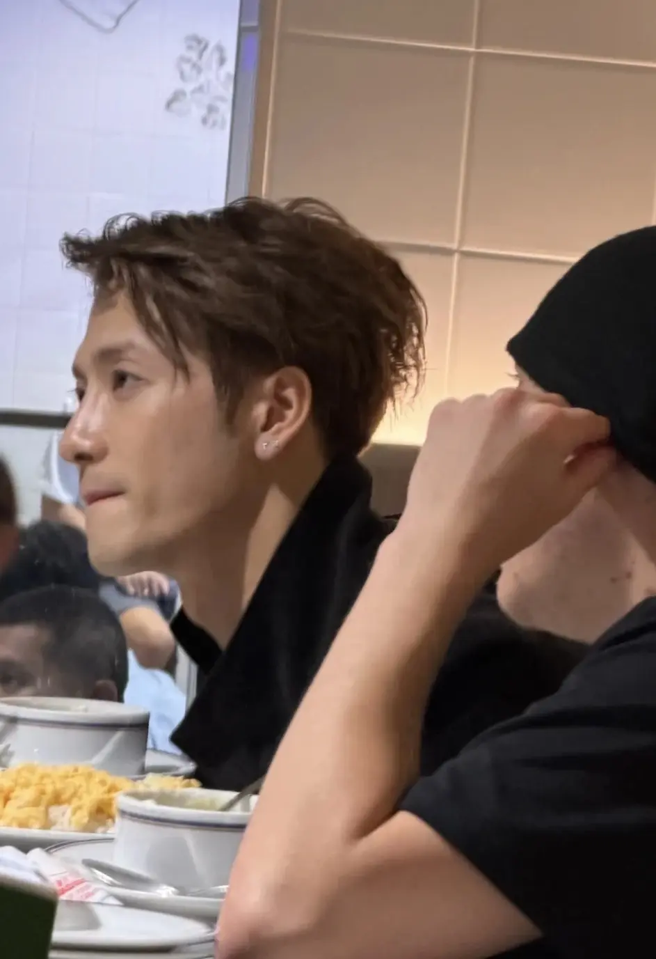 王嘉尔你长成这样是几个意思🤤。在foodland被路人偶遇啦