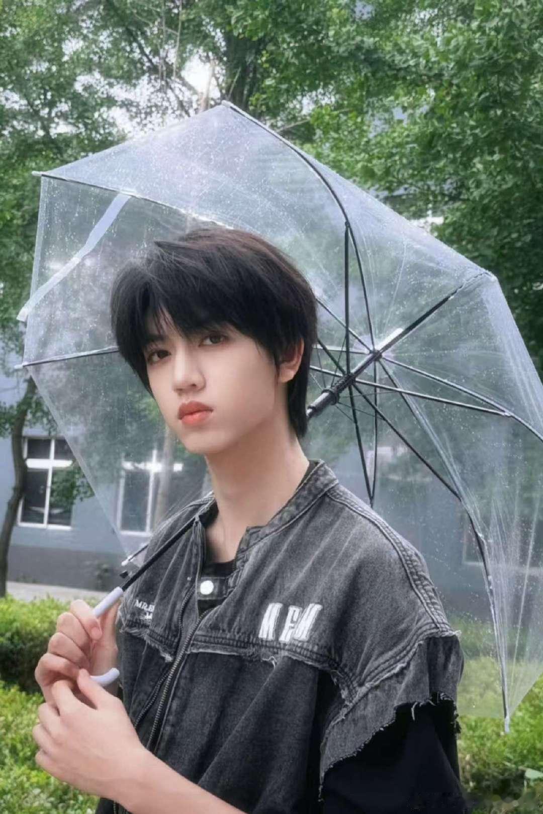 张桂源清透少年感张桂源小雨天氛围感 张桂源少年感 
