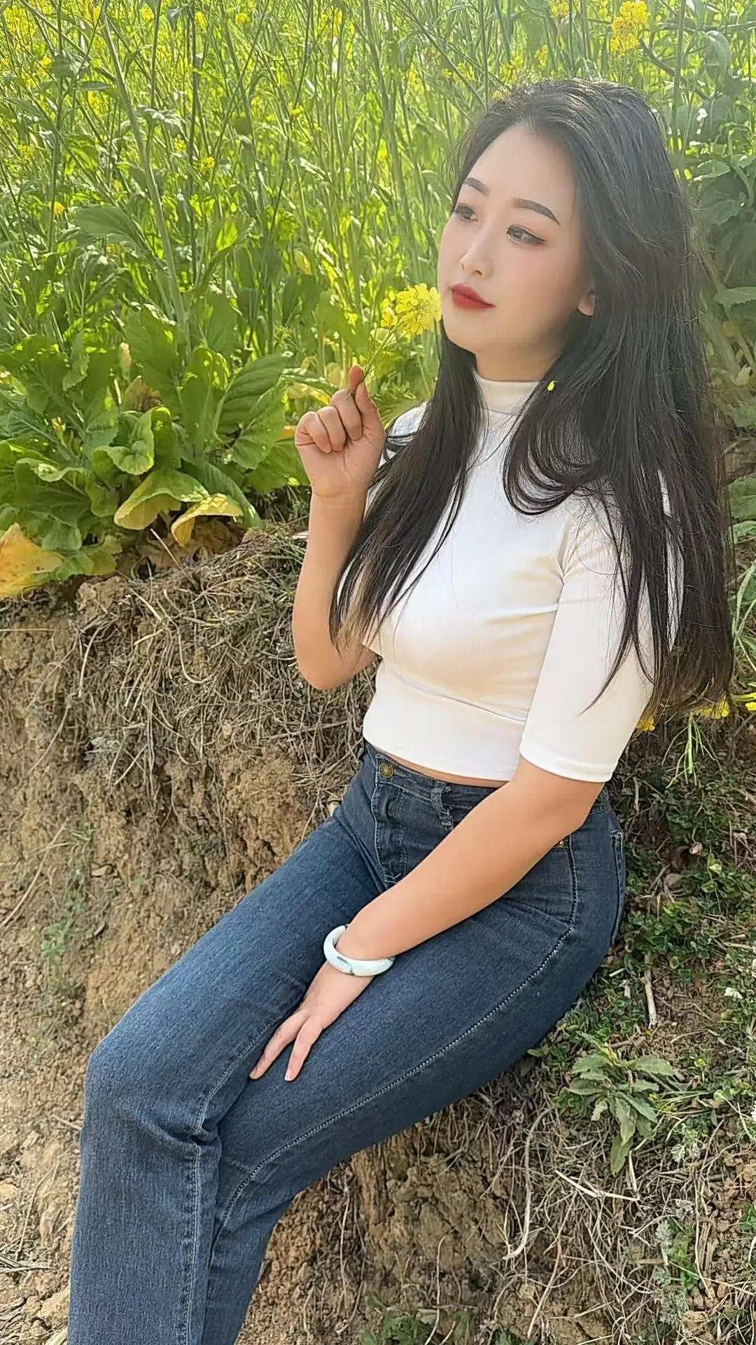 紧身白色牛仔裤 紧身牛仔裤 农村