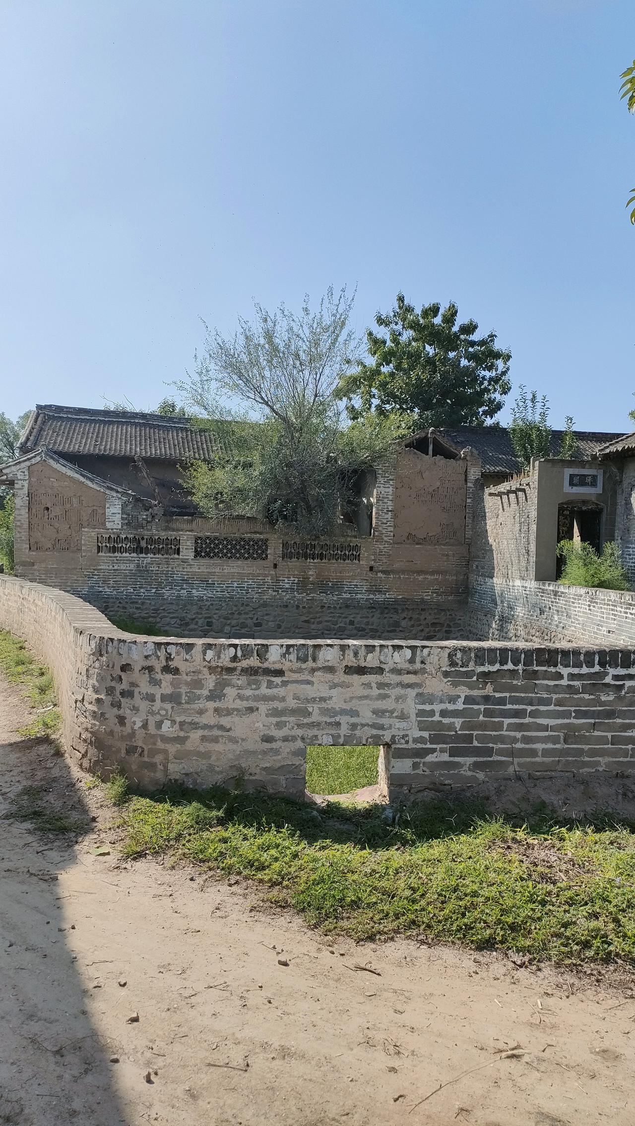 韩城农村的别墅，面朝黄河，简朴中透出奢华，暗含五行八卦布局，若池中注水，画龙点睛