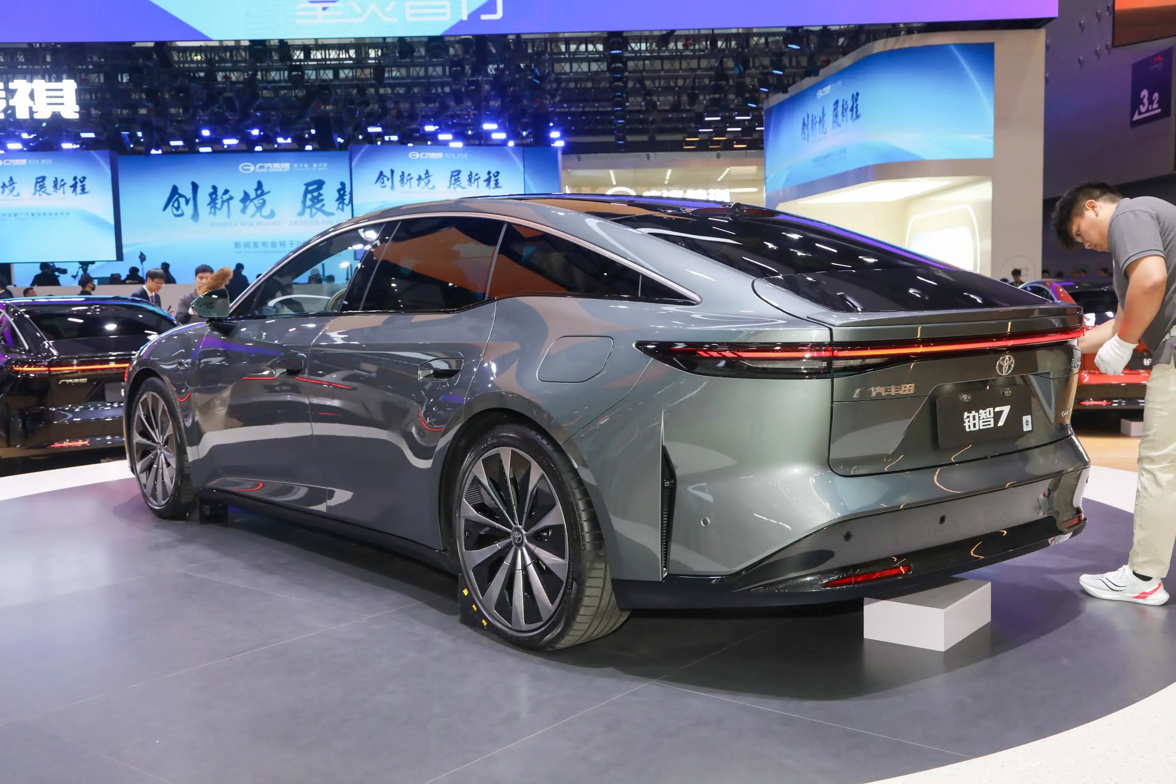 华为加持！广汽丰田铂智7预售15.58-20.98万元。 