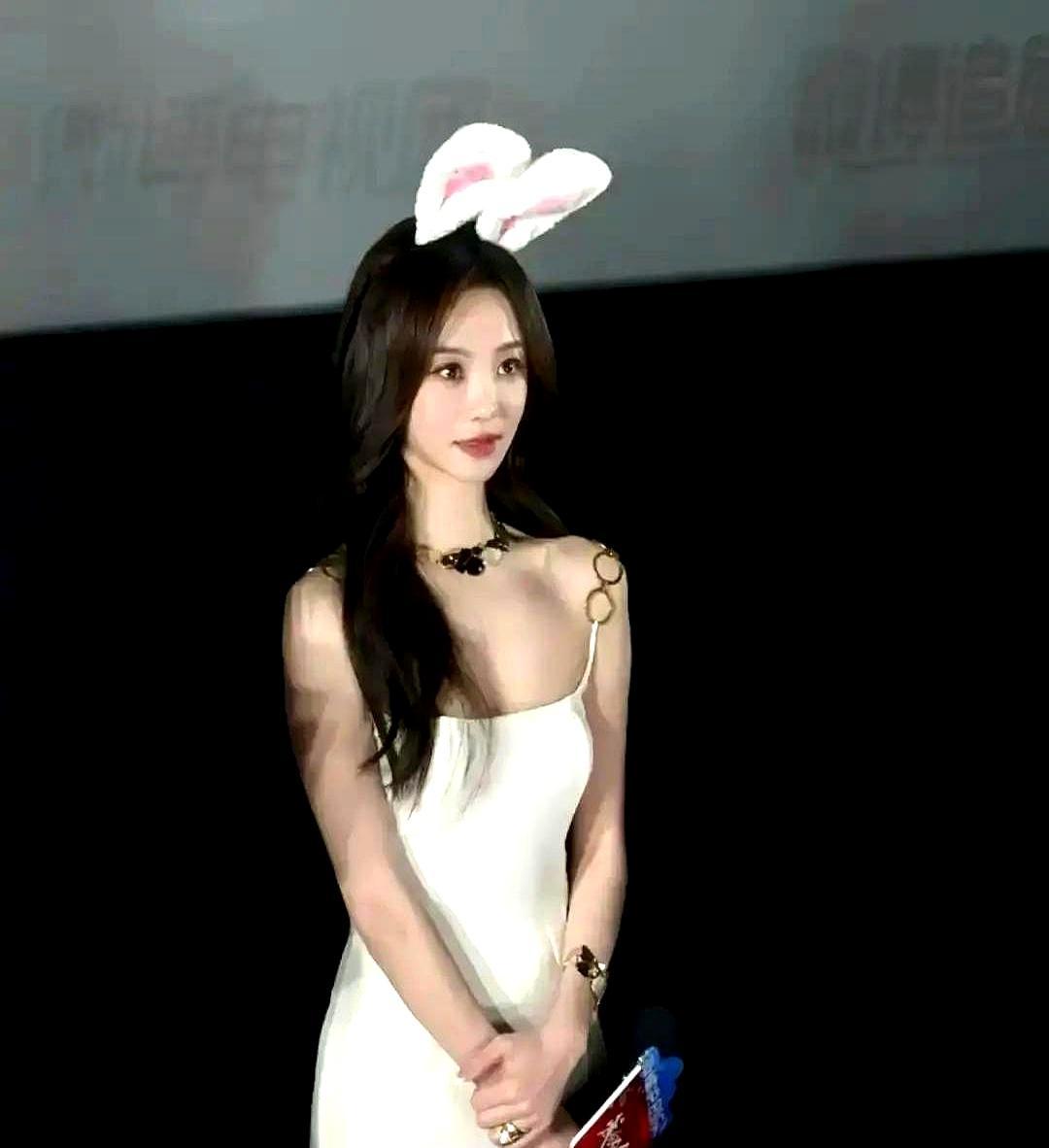 同样穿吊带，结果天差地别。
王楚然活动上吊带滑落，镜头对着胸口猛拍。
网友直接问