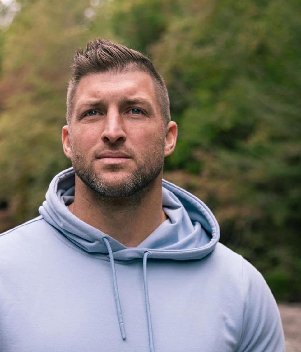 美国橄榄球运动员 Tim Tebow（提姆·提伯）一直是时尚圈备受关注的明星球员