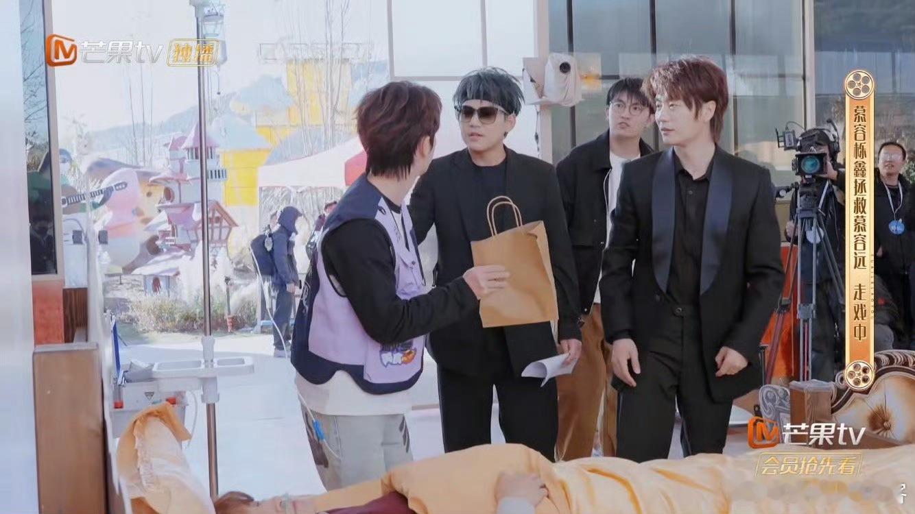 苏醒第一次拍短剧演了个孙子快乐老友记建议直接把剧名改成《苏家有“孙”初长成》！ 