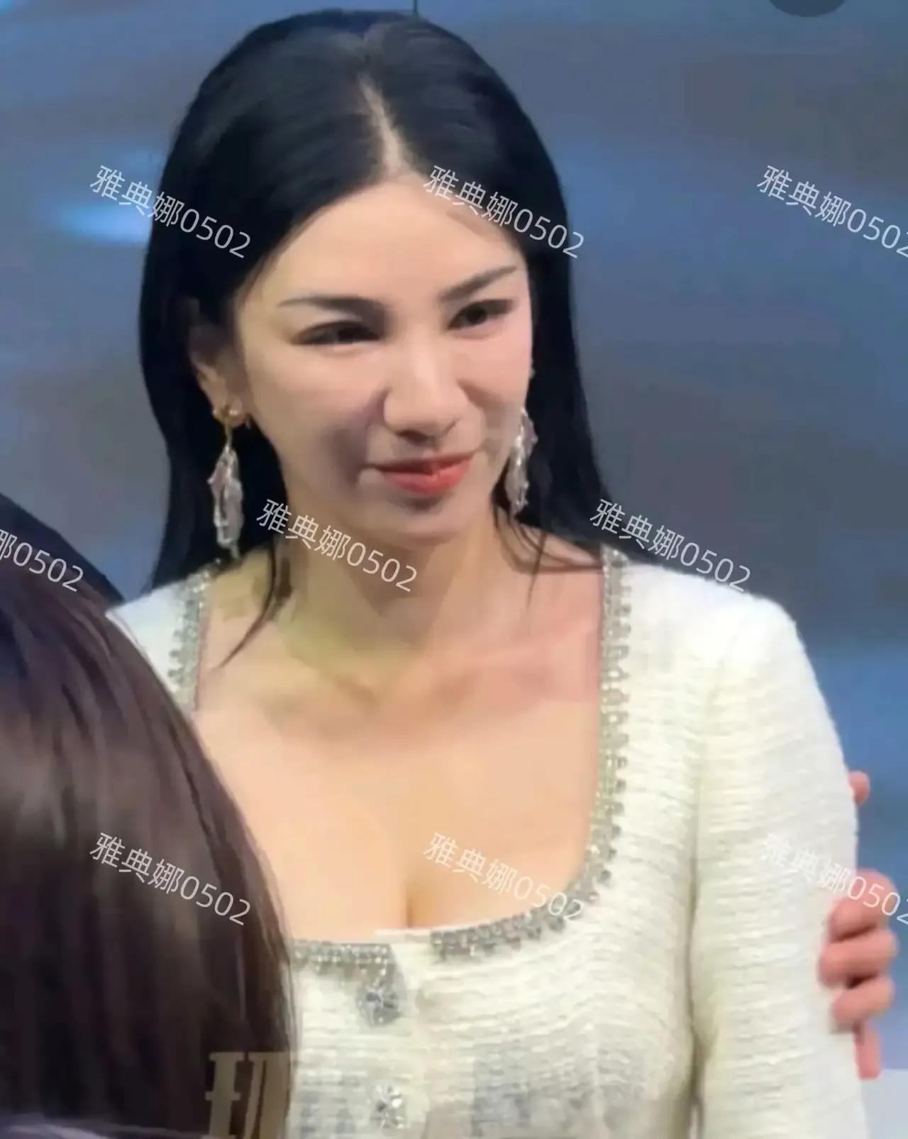 大概黄奕跟自己的脸有仇，一直对自己的脸不停的各种作。
#娱评大赏# 
#娱乐圈巅