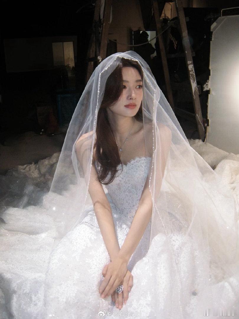 徐若晗晒温夏婚纱照 明川有知夏刚开机温夏的婚纱造型就安排上了，徐若晗真的很懂。九