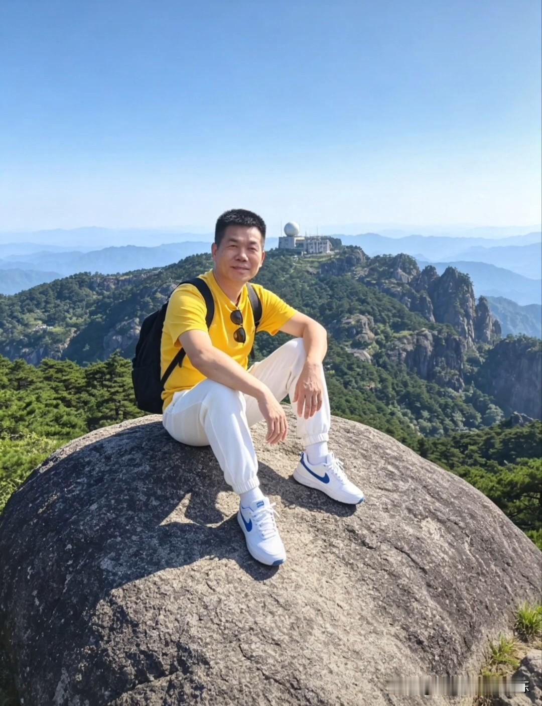 登山之旅打卡分享登顶光明顶，云海在脚下翻涌，奇松怪石尽收眼底。徐霞客说“登黄山，