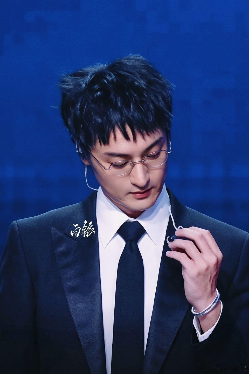 王传君教邵子恒职场之道王传君这句话给我学到了，干不好的事别焦虑，领导想要十颗星的