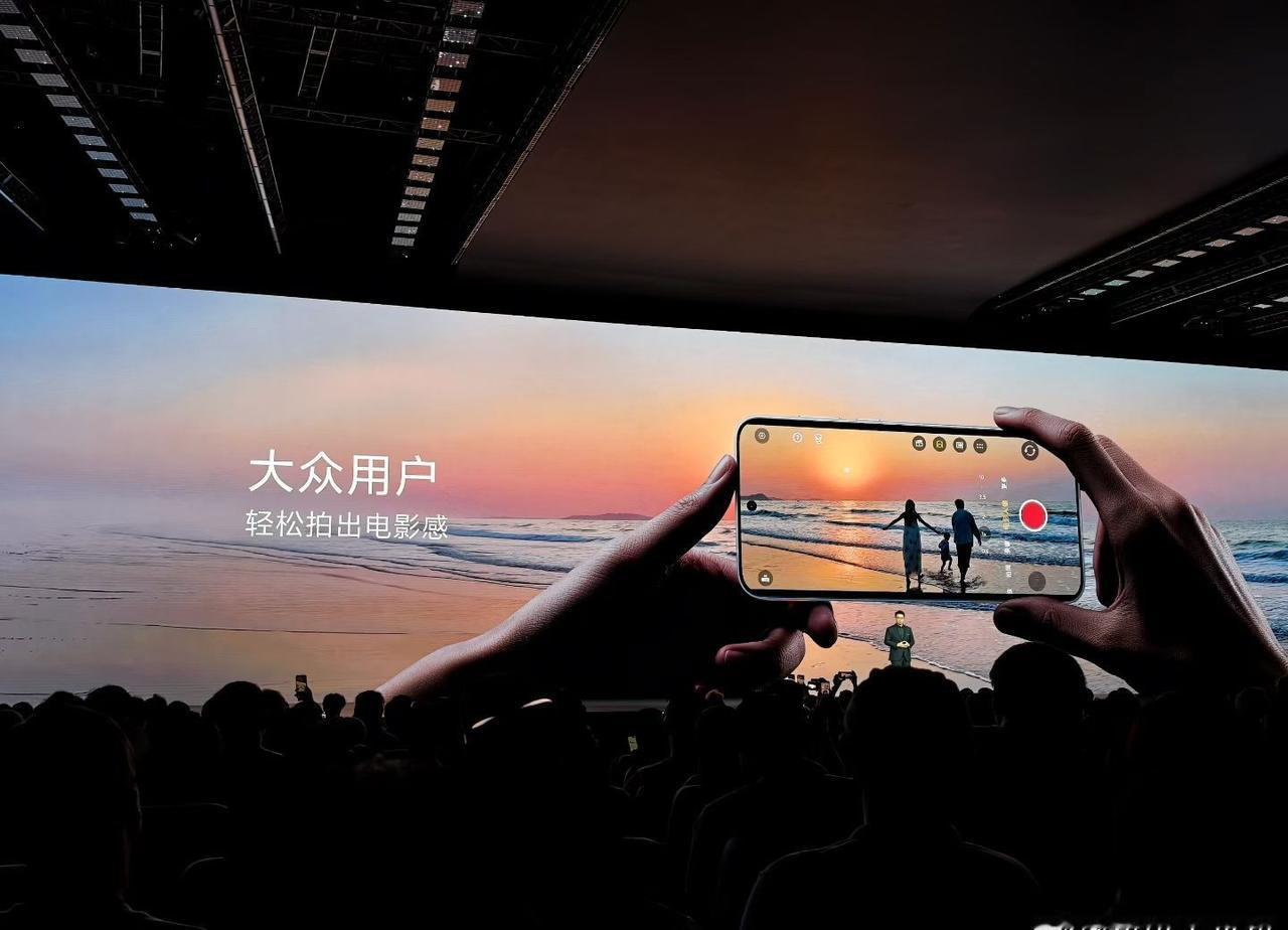 演唱会山顶，别人拍出来是模糊的光点，你拍出来能看清歌手的表情，逆光下随手一拍，人