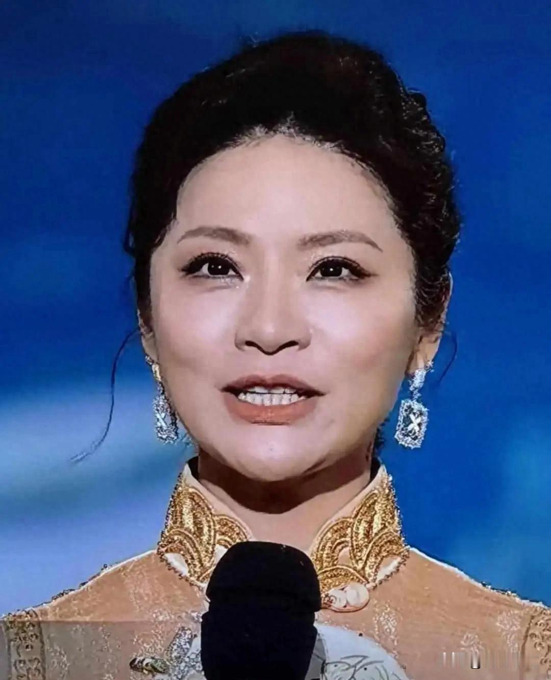 中秋晚会主持翻车！全程不看镜头：观众一眼出戏是提词器装错了？
9月25号晚上八点