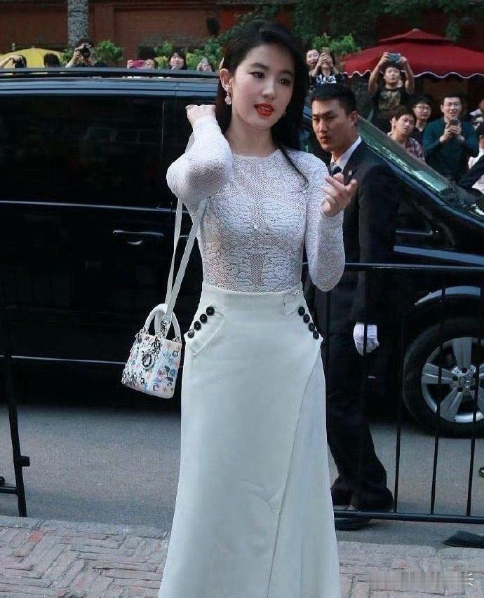 刘亦菲素颜照流出，清新自然的美令人惊艳。她的气质依然卓越，实力圈粉无数。 